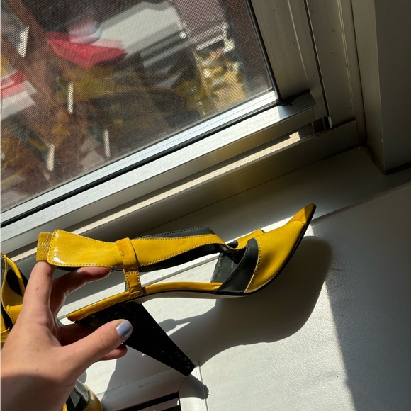 Nine West NWT yellow heels - Picture 5 of 8